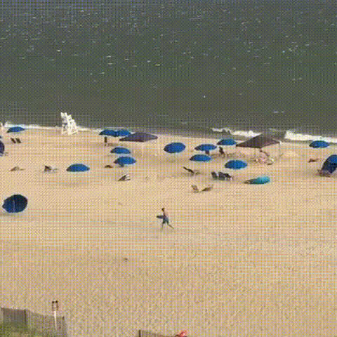 파라솔 해변 공격 바람 날아가는 던지는 잡아라 태풍 도망 황당 바다 해수욕장