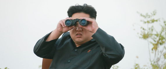 북한 김정은 인상 쓰면서 망원경 보는모습