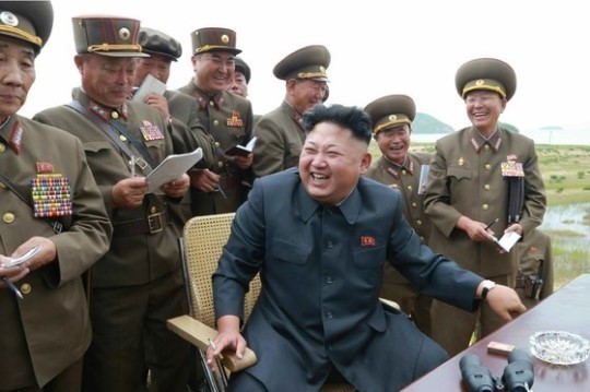 북한 김정은 다같이 모여서 담배 피면서 웃는 모습