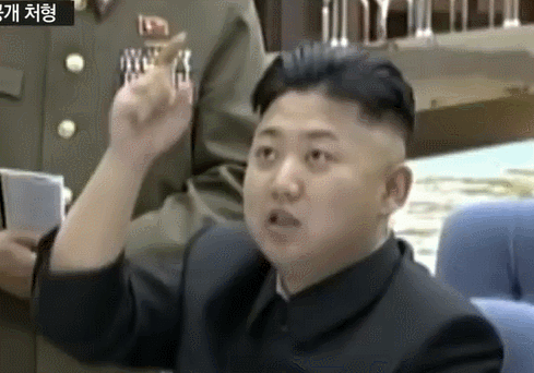 김정은 움짤 북한 손가락 위로 설명하는 모습