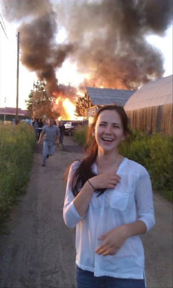 여자 불난집 집에 불이남 웃는 미소 불났어 화재