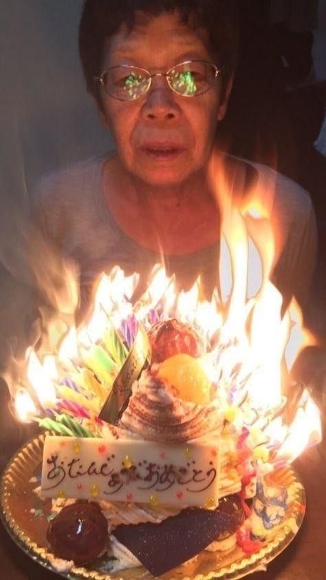 할머니 생신 생일 축하 촛불 활활 케이크
