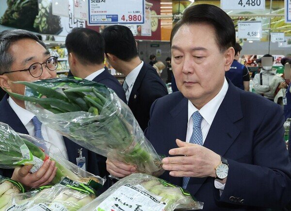 대파 이게 875원 대파 한단 가격 바라보는 윤석열 대통령 물가 정신머리