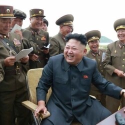 북한 김정은 다같이 모여서 담배 피면서 웃는 모습