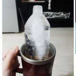 엄마가 냉커피 타줬는데 얼음의 상태가 병모양임 얼음 커피