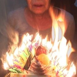 할머니 생신 생일 축하 촛불 활활 케이크